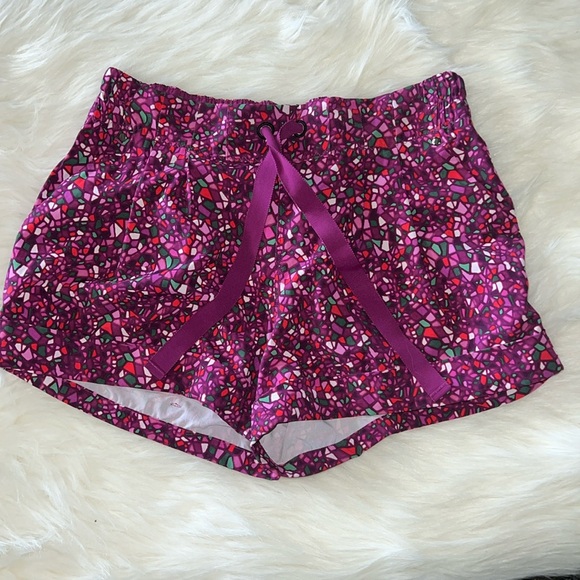 LULULEMON Purple Geometric PLAY ALL DAY Pleated Cuffed Walking Shorts Sz 6 - Picture 1 of 4